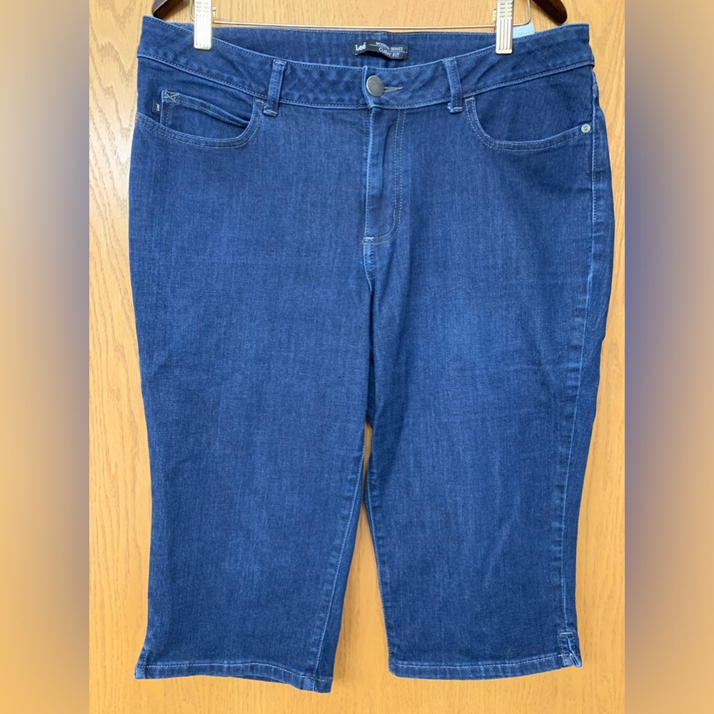 Lee dark denim capri, size 16